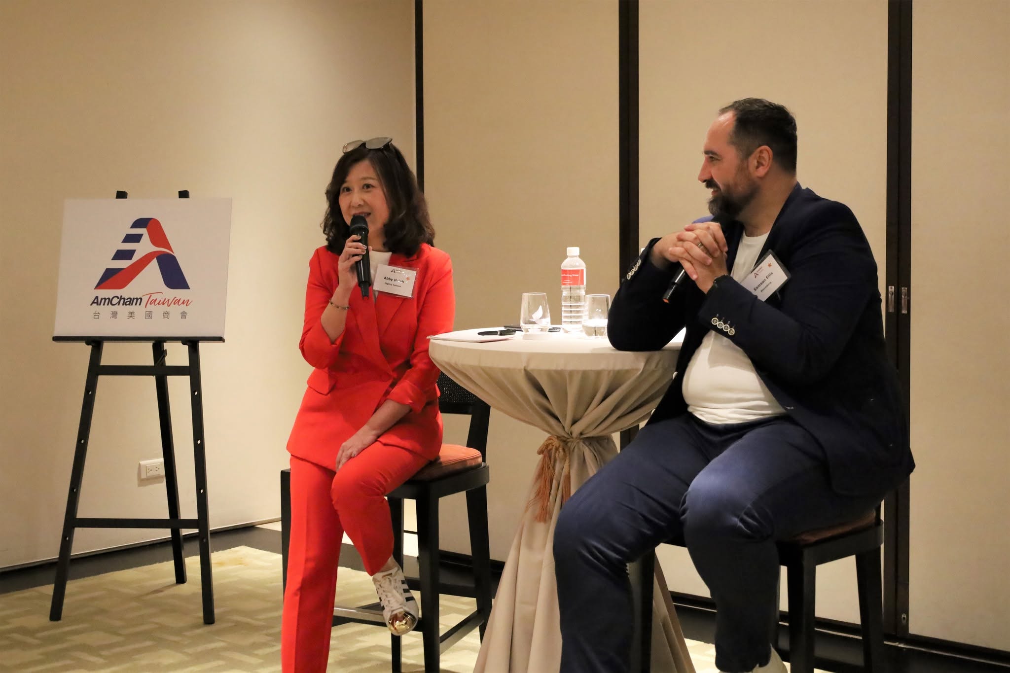 Abby 在 AmCham Taiwan 活動中進行座談